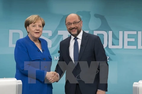 Thủ tướng Đức Angela Merkel (trái) và Chủ tịch đảng Dân chủ Xã hội (SPD) Martin Schulz trong một cuộc tranh luận trực tiếp trên truyền hình tại Berlin ngày 3/9. (Nguồn: EPA/TTXVN)