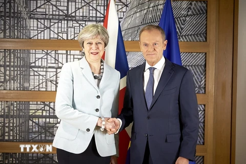 Chủ tịch Hội đồng châu Âu Donald Tusk và Thủ tướng Anh Theresa May. (Nguồn: THX/ TTXVN)