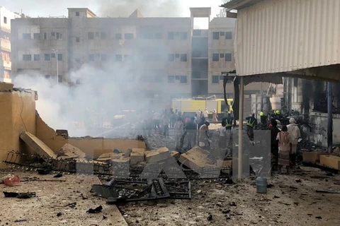 Lực lượng an ninh điều tra tại hiện trường một vụ nổ bom tại trạm kiểm soát an ninh ở Aden, Yemen. (Ảnh: AFP/TTXVN)