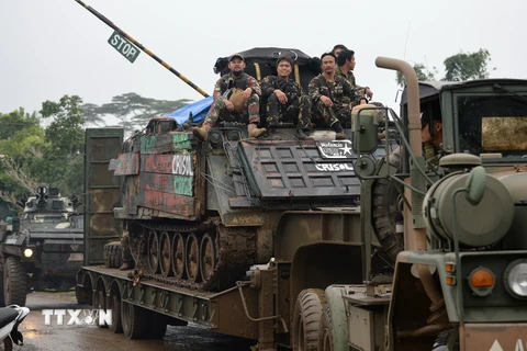 Binh sĩ Philippines tuần tra tại thành phố Marawi , đảo Mindanao. (Nguồn: AFP/TTXVN)