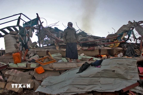 Hiện trường vụ không kích xuống quận Sahar, tỉnh miền bắc Saada của Yemen ngày 1/11. (Nguồn: AFP/TTXVN)