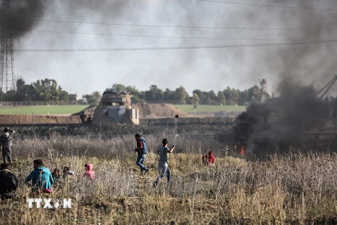 Người biểu tình Palestine xung đột với binh sĩ Israel ở phía đông thành phố Gaza ngày 8/12. (Nguồn: THX/TTXVN)