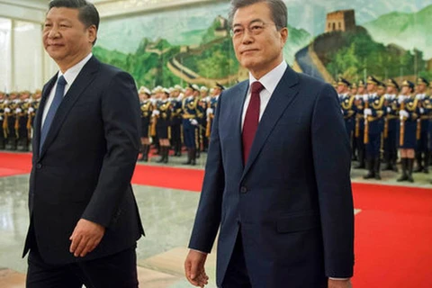 Chủ tịch Trung Quốc Tập Cận Bình (trái) Tổng thống Hàn Quốc Moon Jae-in. (Nguồn: AP)