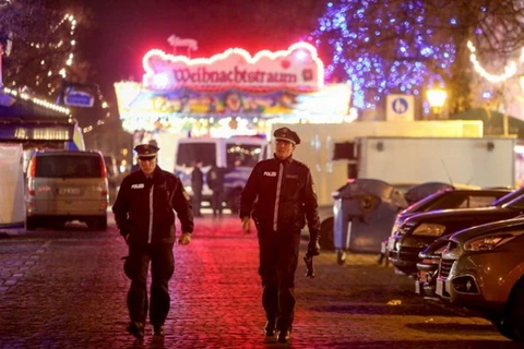 Cảnh sát tuần tra sau khi một vụ nổ được tìm thấy tại chợ Giáng sinh ở Potsdam, gần Berlin của Đức vào ngày 1/12. (Nguồn: AFP/Getty Images)
