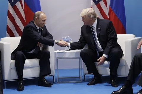 Tổng thống Nga Vladimir Putin (trái) và người đồng cấp Mỹ Donald Trump. (Nguồn: TTXVN)