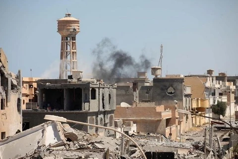 Cảnh đổ nát sau các cuộc đụng độ ở thành phố Sirte . (Nguồn: Reuters)
