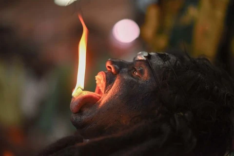 Một người đàn ông nuốt ngọn lửa tại lễ hội Navaratri ở Đền Sri Mutharamman, Ấn Độ. (Nguồn: National Geographic)