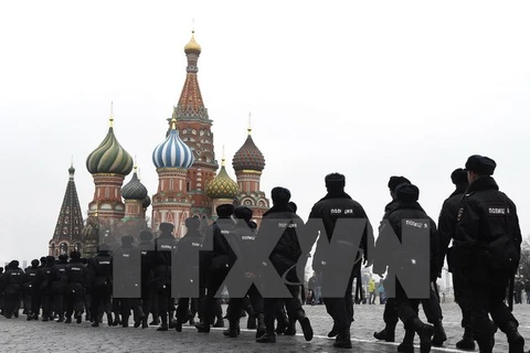 Cảnh sát Nga tuần tra tại Quảng trường Đỏ ở Moskva ngày 2/4. (Nguồn: AFP/TTXVN)