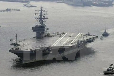 Tàu sân bay USS Ronald Reagan rời căn cứ hải quân Yokosuka gần Tokyo (Nhật Bản) ngày 8/10. (Nguồn: Kyodo/TTXVN)