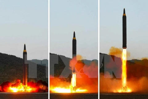 Triều Tiên phóng thử tên lửa đạn đạo tầm trung đất đối đất Hwasong-12 ngày 15/5. (Nguồn: YONHAP/TTXVN)