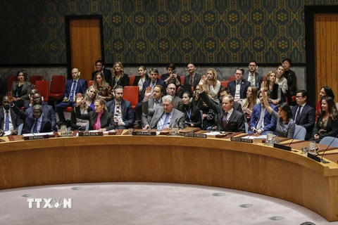 Các thành viên Hội đồng Bảo an Liên hợp quốc bỏ phiếu thông qua nghị quyết trừng phạt mới đối với Triều Tiên tại cuộc họp ở New York, Mỹ ngày 22/12. ((Nguồn: AFP/TTXVN)