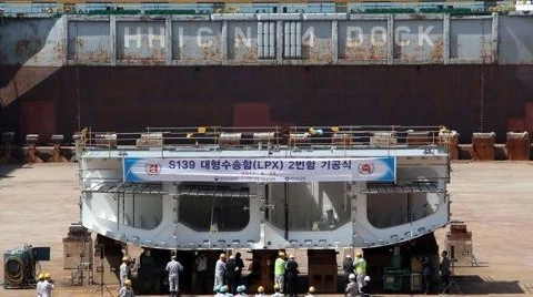 Tàu đổ bộ 14.000 tấn lớp Dokdo tại xưởng đóng tàu ở Busan. (Nguồn: Yonhap)