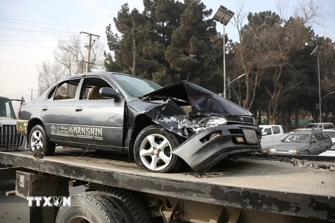Một phương tiện bị hư hại tại hiện trường vụ đánh bom ở Kabul ngày 25/12. (Nguồn: THX/TTXVN)