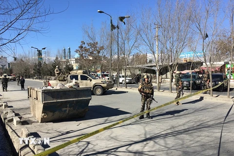 Lực lượng an ninh Afghanistan gác tại hiện trường vụ nổ ở Kabul ngày 28/12. (Nguồn: AFP/TTXVN)