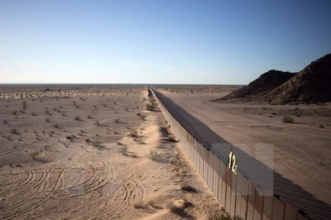 Hàng rào biên giới Mỹ-Mexico ở San Luis Rio Colorado, bang Sonora (Mỹ). (Nguồn: AFP/TTXVN)