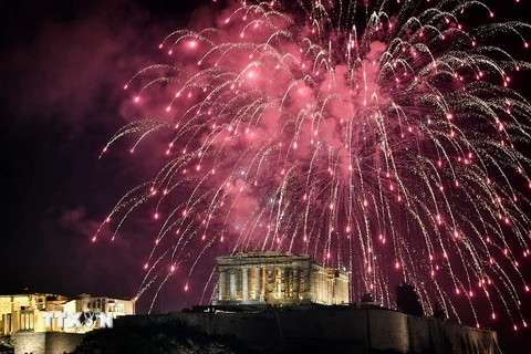 Màn pháo hoa lung linh, huyền ảo đón Năm mới 2018 trên bầu trời Athens, Hy Lạp đêm 31/12. (Nguồn: AFP/TTXVN)