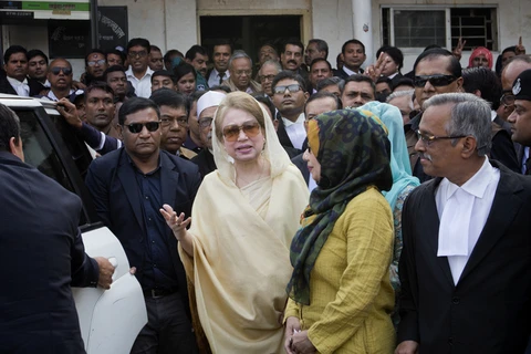 Cựu Thủ tướng Bangladesh Khaleda Zia (giữa) rời khỏi một phiên tòa hồi cuối tháng 12/2017. (Nguồn: AP)