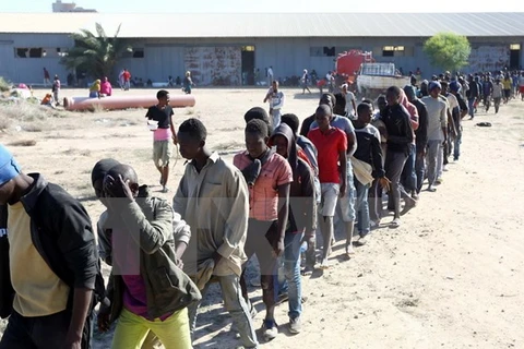 Người di cư tại khu trại tạm ở Sabratha, Libya ngày 7/10. (Nguồn: AFP/TTXVN)