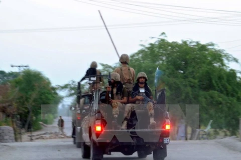 Lực lượng an ninh Pakistan tuần tra tại Jamrud thuộc khu vực Khyber. (Nguồn: EPA/TTXVN) 