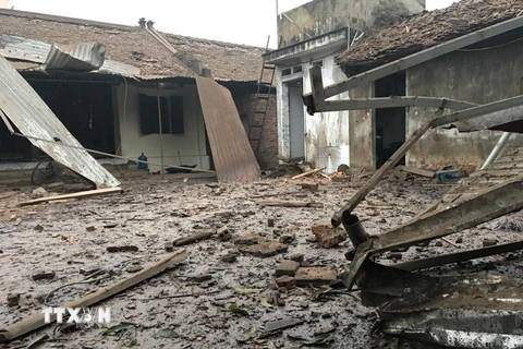 Nhiều ngôi nhà gần khu vực kho chứa phế liệu đã bị sập mái, bay cửa; nhiều mái tôn bay xa hàng chục mét do vụ nổ gây ra. (Ảnh: Thái Hùng/TTXVN)