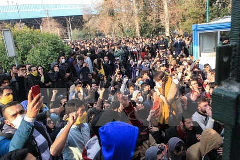 Người dân biểu tình phản đối các vấn đề về kinh tế ở Tehran, Iran ngày 30/12/2017. (Nguồn: AFP/TTXVN)