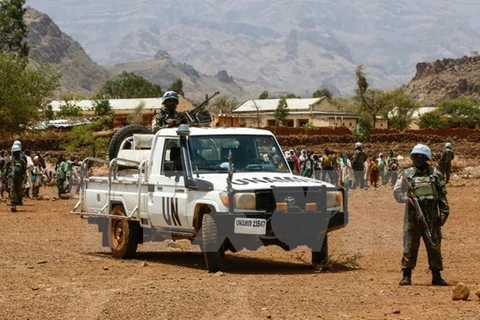Binh sỹ thuộc phái bộ UNAMID gác tại thị trấn Golo thuộc Jebel Marra, Darfur ngày 19/6. (Nguồn: AFP/TTXVN)
