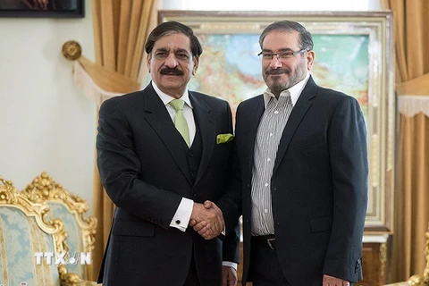 Thiếu tướng Nasser Khan Janjua (trái) và Thư ký Hội đồng An ninh Quốc gia Tối cao Iran Ali Shamkhani. (Nguồn: Tehran Times/ TTXVN)