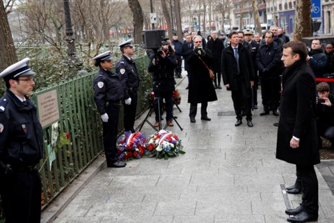 Tổng thống Pháp Emmanuel Macron tới đặt vòng hoa tưởng niệm. (Nguồn: Reuters)