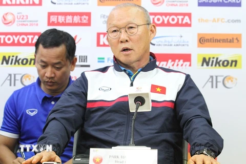 Huấn luyện viên trưởng đội U23 Việt Nam Park Hang Seo trả lời câu hỏi của phóng viên báo chí quốc tế. (Ảnh: Hoàng Linh/TTXVN)