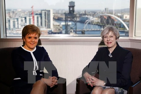 Thủ tướng Anh Theresa May (phải) trong cuộc gặp Thủ hiến Scotland Nicola Sturgeon tại Glasgow. (Nguồn: AFP/TTXVN)