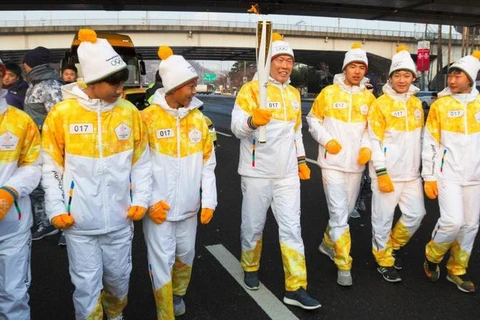 Huyền thoại bóng đá Hàn Quốc Cha Bum-kun rước ngọn đuốc Olympic mùa Đông Pyeogchang 2018. (Nguồn: AFP) 