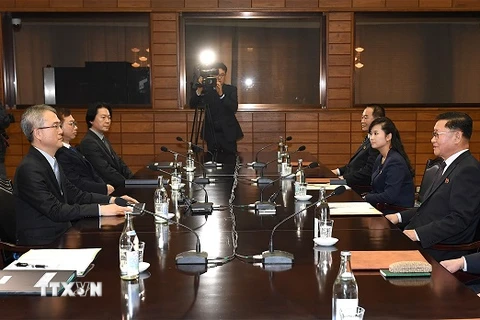 Phái đoàn Hàn Quốc (trái) và phái đoàn Triều Tiên (phải) tại buổi đàm phán cấp chuyên viên về việc Triều Tiên cử đoàn biểu diễn nghệ thuật tham dự Olympic mùa Đông PyeongChang ngày 15/1. (Nguồn: YONHAP/TTXVN)