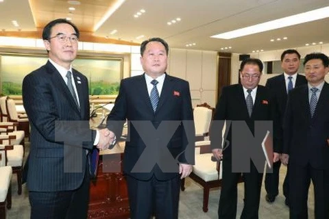 rưởng đoàn đàm phán Hàn Quốc Cho Myoung Gyon (trái) và Trưởng đoàn đàm phán Triều Tiên Ri Son Gwon (thứ 2, trái) sau khi ra tuyên bố chung trong cuộc đàm phán liên Triều tại làng đình chiến Panmunjeom ngày 9/1. (Nguồn: Kyodo/TTXVN)