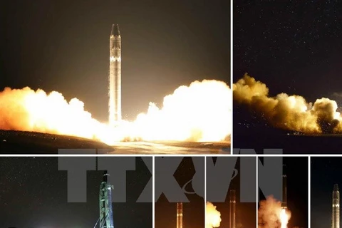 Tên lửa đạn đạo liên lục địa Hwasong-15 rời bệ phóng. (Nguồn: YONHAP/ TTXVN)