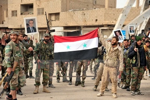 Binh sỹ quân đội Chính phủ Syria sau khi giành quyền kiểm soát thành phố al-Bukamal từ tay IS. (Nguồn: THX/TTXVN)
