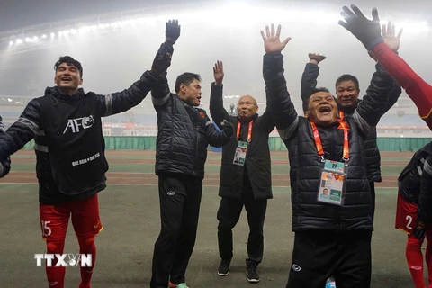 Niềm vui của ban huấn luyện và các cầu thủ đội U23 Việt Nam sau khi đánh bại U23 Iraq. (Nguồn: Ảnh: Hoàng Linh/TTXVN)