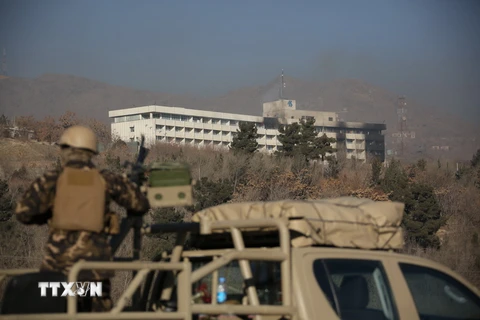 Lực lượng an ninh phong tỏa khu vực xung quanh hiện trường vụ tấn công ngày 21/1. (Nguồn: THX/TTXVN)