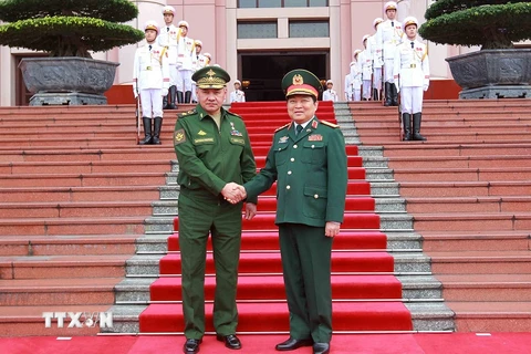 Đại tướng Ngô Xuân Lịch, Bộ trưởng Bộ Quốc phòng Việt Nam và Đại tướng Sergey Shoygu Kuzhugetovich, Bộ trưởng Quốc phòng Liên bang Nga chụp ảnh chung. (Ảnh: An Đăng/TTXVN)