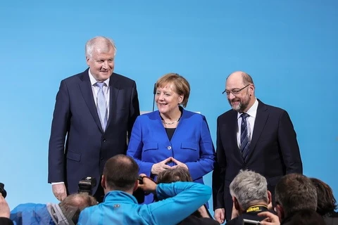 Thủ tướng Đức Angela Merkel (giữa), lãnh đạo đảng CSU Horst Seehofer (trái) và lãnh đạo đảng SPD Martin Schulz (phải) tại cuộc họp báo ở Berlin ngày 12/1 vừa qua. (Ảnh: THX/TTXVN)