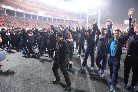 Các cầu thủ đi vòng quanh sân để cảm ơn người hâm mộ. (Ảnh: Minh Sơn/Vietnam+)