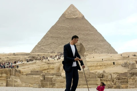 Sultan Kosen và Jyoti Amge chụp ảnh bên kim tự tháp. (Nguồn: AP)