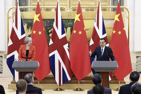  Thủ tướng Trung Quốc Lý Khắc Cường (phải) trong cuộc gặp người đồng cấp Anh Theresa May. (Nguồn: THX/TTXVN) 