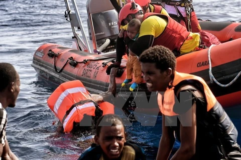 Người di cư được lực lượng cứu hộ Tây Ban Nha cứu tại vùng biển ngoài khơi Libya hồi tháng 11/2017. (Nguồn: AFP/TTXVN)