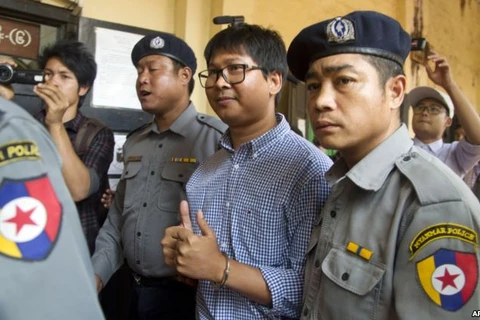 Nhà báo Wa Lone (giữa) bị bắt giữ. (Nguồn: AP)