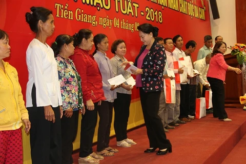 Chủ tịch Quốc hội Nguyễn Thị Kim Ngân tặng 100 phần quà cho hộ chính sách, hộ nghèo và nạn nhân chất độc da cam. (Ảnh: Minh Trí/TTXVN)