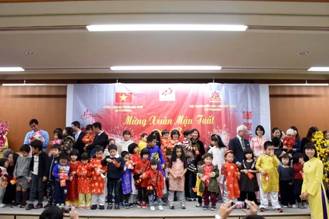Tổng lãnh sự quán tại Fukuoka – Nhật Bản phát lì xì đầu năm cho các cháu nhỏ trong Tết cộng đồng năm 2018. (Ảnh: Tổng quán lãnh sự Fukuoka)