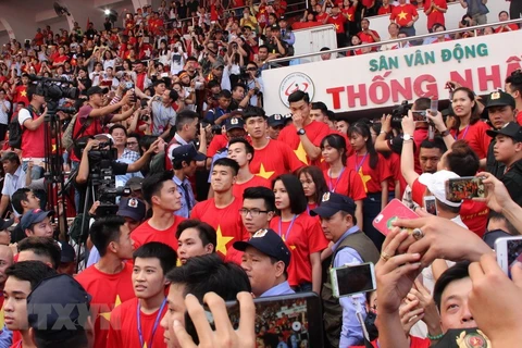 [Video] Người hâm mộ TP.HCM "vỡ òa" khi thấy các cầu thủ U23 Việt Nam