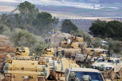 Xe quân sự Thổ Nhĩ Kỳ kiểm soát đồi Barsaya. (Nguồn: AP/TTXVN) 