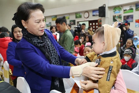 Chủ tịch Quốc hội Nguyễn Thị Kim Ngân tặng quà cho các trẻ em bị ung thư máu đang điều trị tại Bệnh viện. (Ảnh: Trọng Đức/TTXVN)