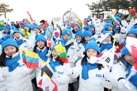 Các cổ động viên nhí tại Olympic PyeongChang ở Gangneung, tỉnh Gangwon, Hàn Quốc ngày 8/2. (Nguồn: Yonhap/TTXVN)
